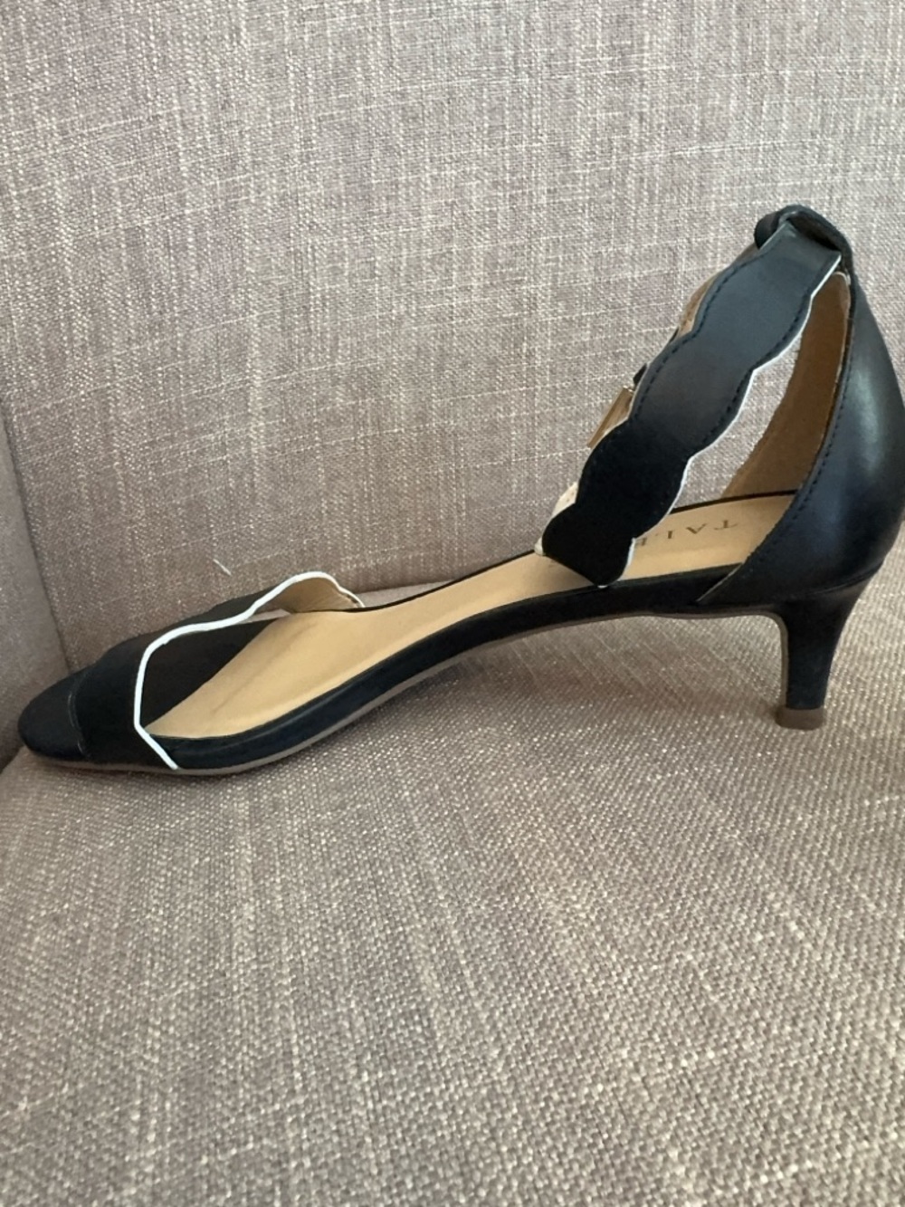 Talbots Black Scalloped Ankle-Strap Kitten Heels Size 7 - Picture 6 of 9